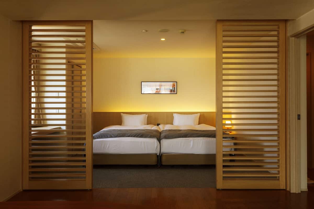 corner suite 1004, smoking (residence) | in-room safe, iron/ironing board, free wifi, bed sheets