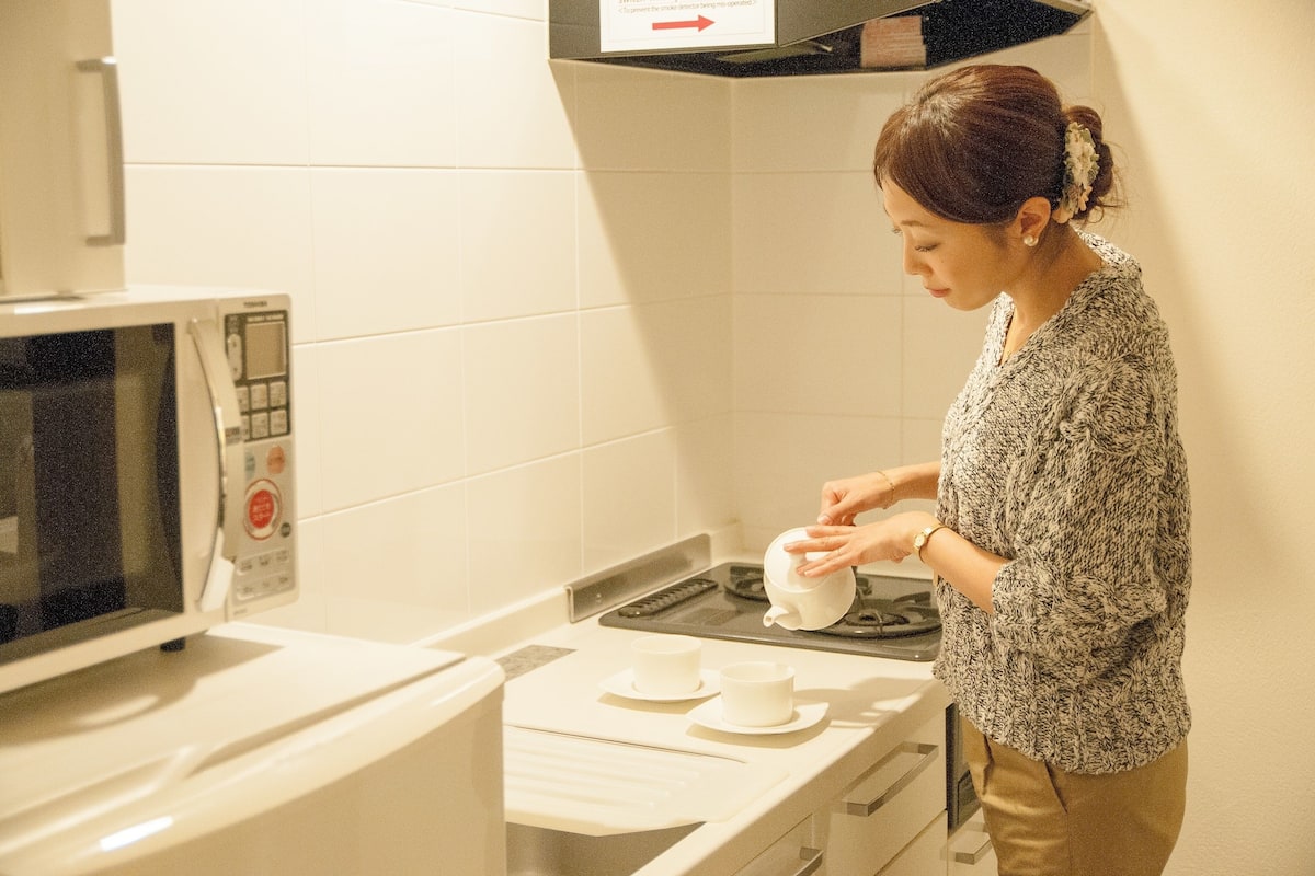 fridge, microwave, stovetop, coffee/tea maker
