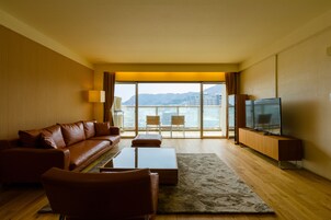 Caja fuerte, tabla de planchar con plancha, wifi gratis y ropa de cama