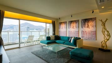Ocean Suite 1002, Smoking (Residence) | In-room safe, iron/ironing board, free WiFi, bed sheets