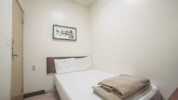 Habitación doble, baño compartido | Wifi gratis y ropa de cama