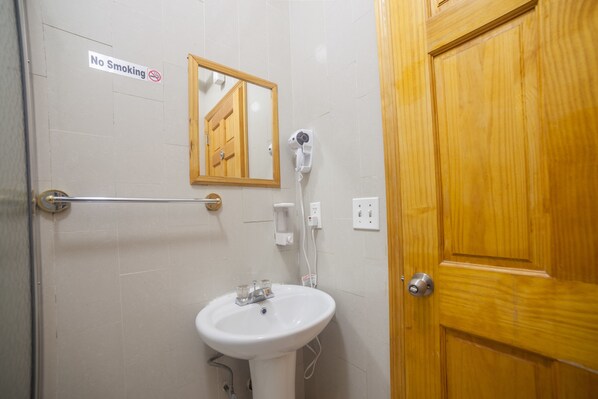 Bathroom - Bowery Grand Hotel - Hostel (New York)