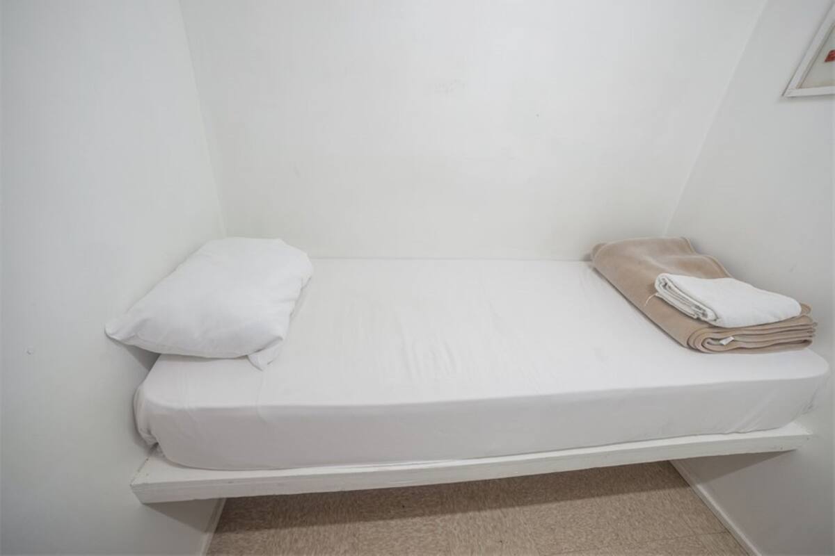 Dormitorio compartido, solo para hombres | Wifi gratis y ropa de cama