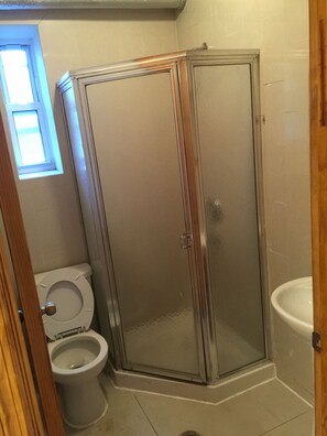 Bathroom shower - Bowery Grand Hotel - Hostel (New York)