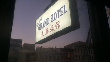 Vista frontal de la propiedad por la tarde o noche