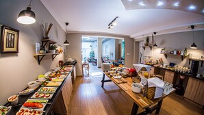 Montaje de bufé con diferentes alimentos y una mesa larga.