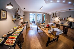 Daily buffet breakfast (PLN 45 per person)