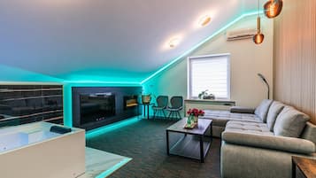 Superior Studio, Jetted Tub | Desk, iron/ironing board, rollaway beds, free WiFi