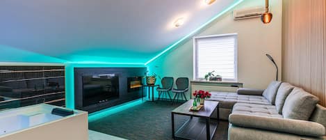 Superior Studio, Jetted Tub | Desk, iron/ironing board, rollaway beds, free WiFi