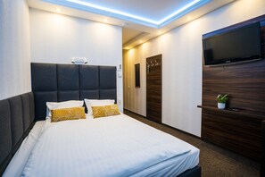 Desk, iron/ironing board, rollaway beds, free WiFi