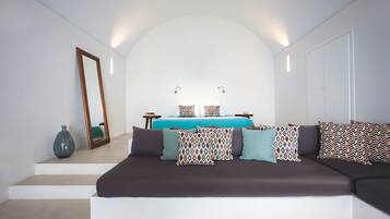 Suite, privézwembad | Een kluis op de kamer, een bureau, een strijkplank/strijkijzer