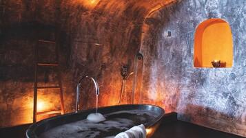 Honeymoon-Suite | Badezimmer | Dusche, kostenlose Toilettenartikel, Haartrockner, Hausschuhe