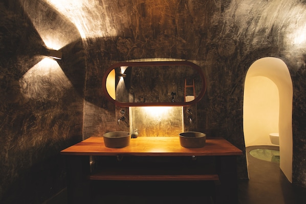 Honeymoon Suite | Bathroom sink