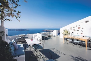 Breakfast and lunch served, beach views