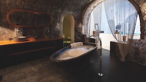 Honeymoon Suite | Deep soaking bathtub - Remezzo Villas (Santorini)