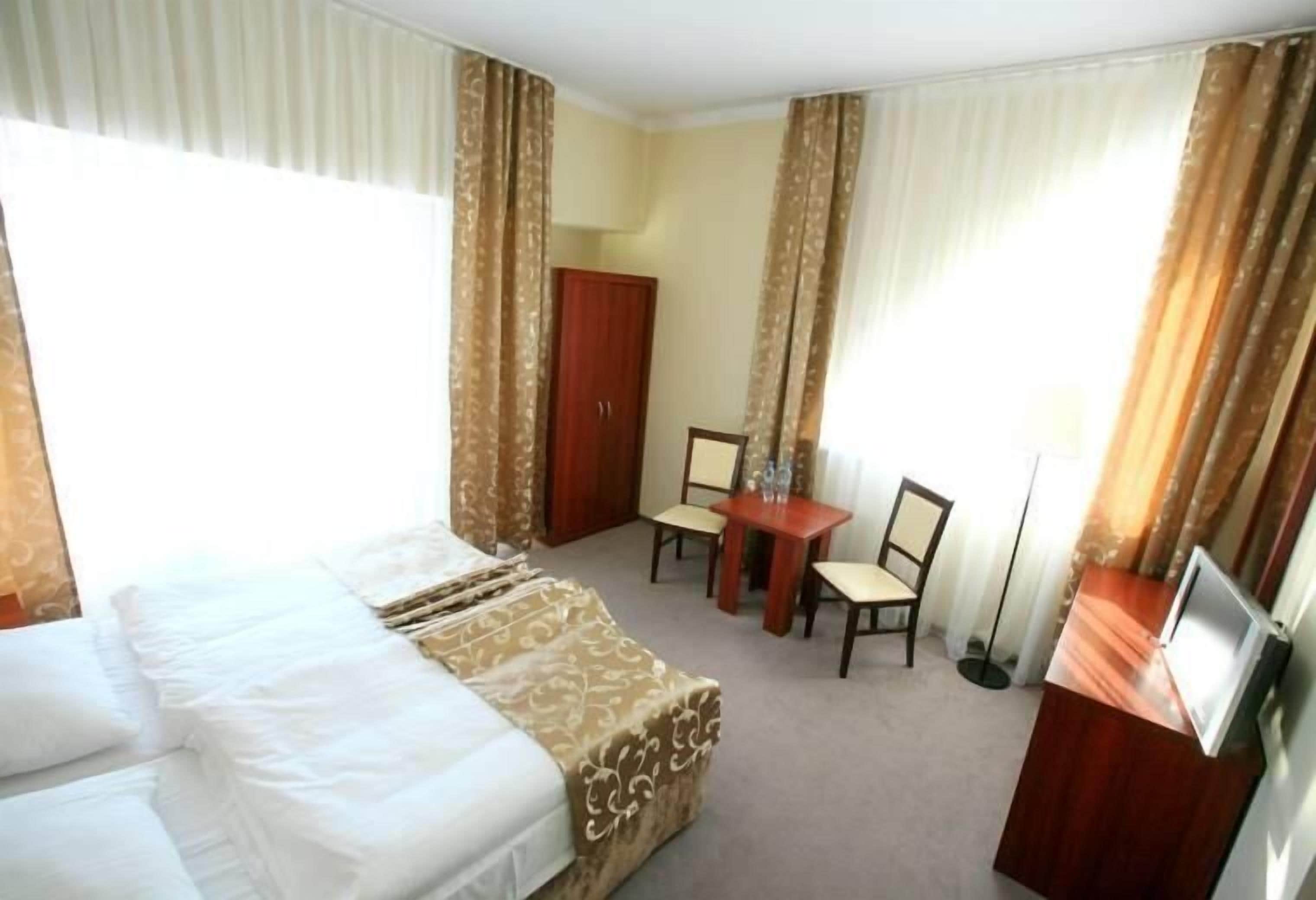 family room | in-room safe, desk, rollaway beds, free wifi