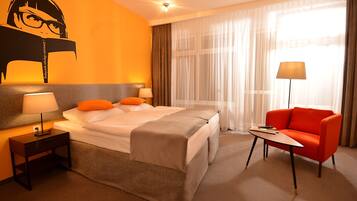 Caja de seguridad en la habitación, escritorio y camas extra