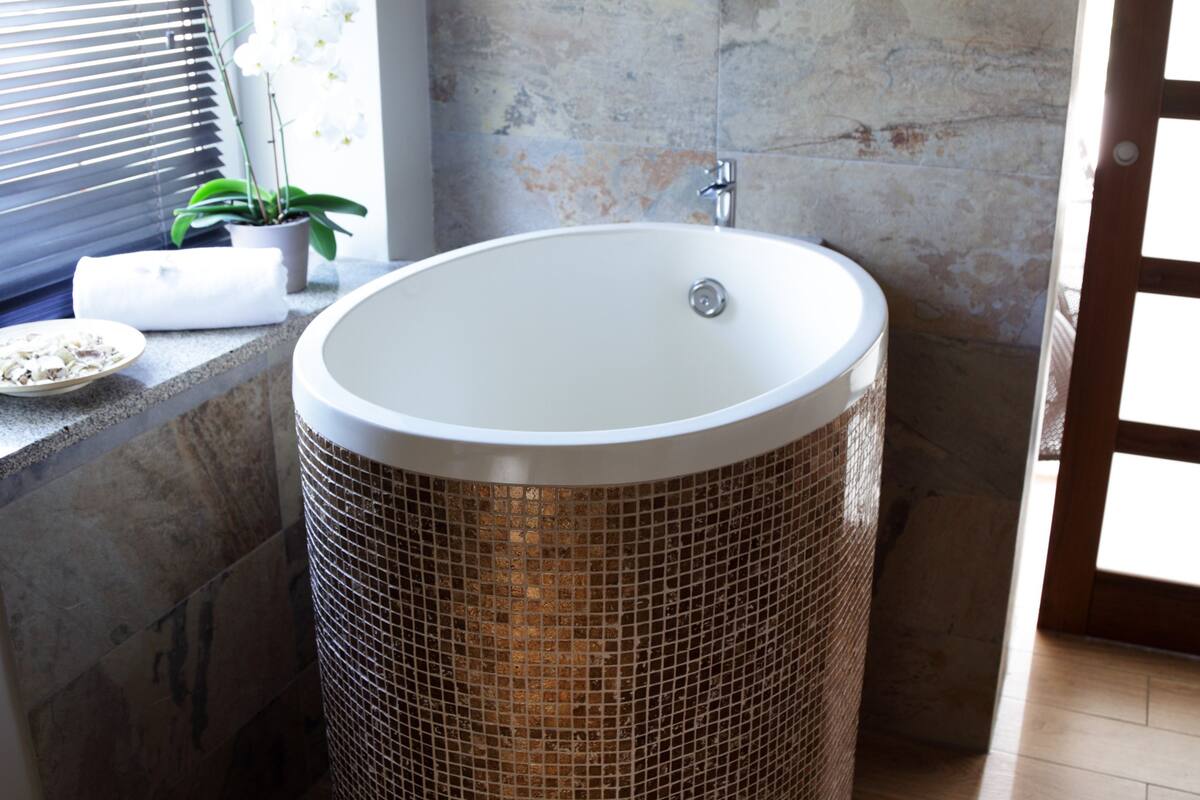 couples treatment room(s), sauna, hot stone massages, body scrubs