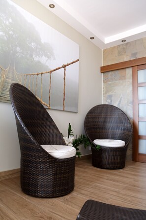 Couples treatment rooms, sauna, hot stone massages, body scrubs, facials