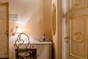 Standard Double Room | Minibar, in-room safe, desk, blackout curtains - Locanda del Sole (Rome)