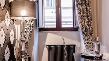 ๋๋ญ์ค ๋๋ธ๋ฃธ, ๋๋ธ์นจ๋ 1๊ฐ | ๋ฏธ๋๋ฐ, ๊ฐ์ค ๋ด ๊ธ๊ณ , ์ฑ
์, ์๋ง ์ปคํผ