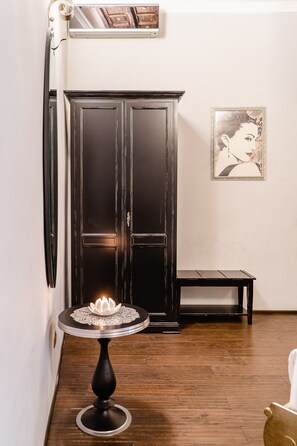 Chambre Double Deluxe, 1 lit double | Minibar, coffres-forts dans les chambres, bureau, rideaux occultants