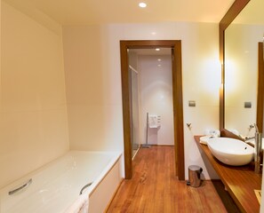Deluxe Double Room, Terrace | Bathroom | Rainfall showerhead, free toiletries, hair dryer, bathrobes
