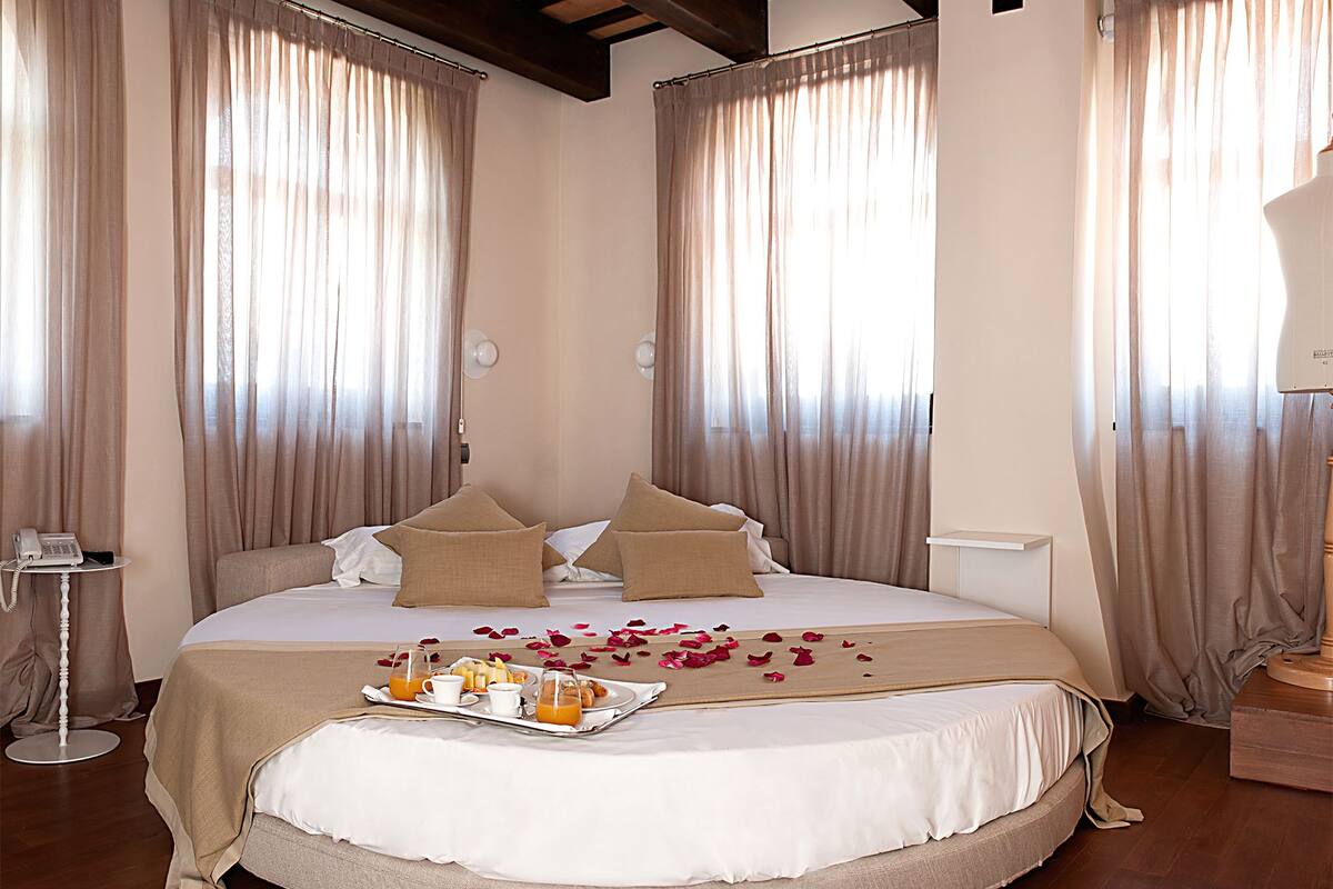 Deluxe Suite | Premium bedding, minibar, in-room safe, desk