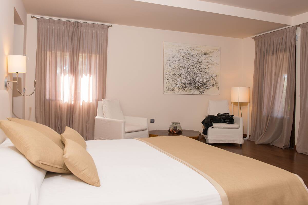 Deluxe Double Room, Terrace | Premium bedding, minibar, in-room safe, desk