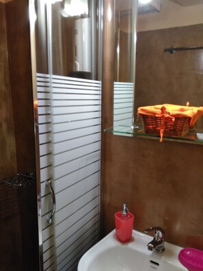 Basic Room | Bathroom - Smaragdi Rooms for Rent (Chania)