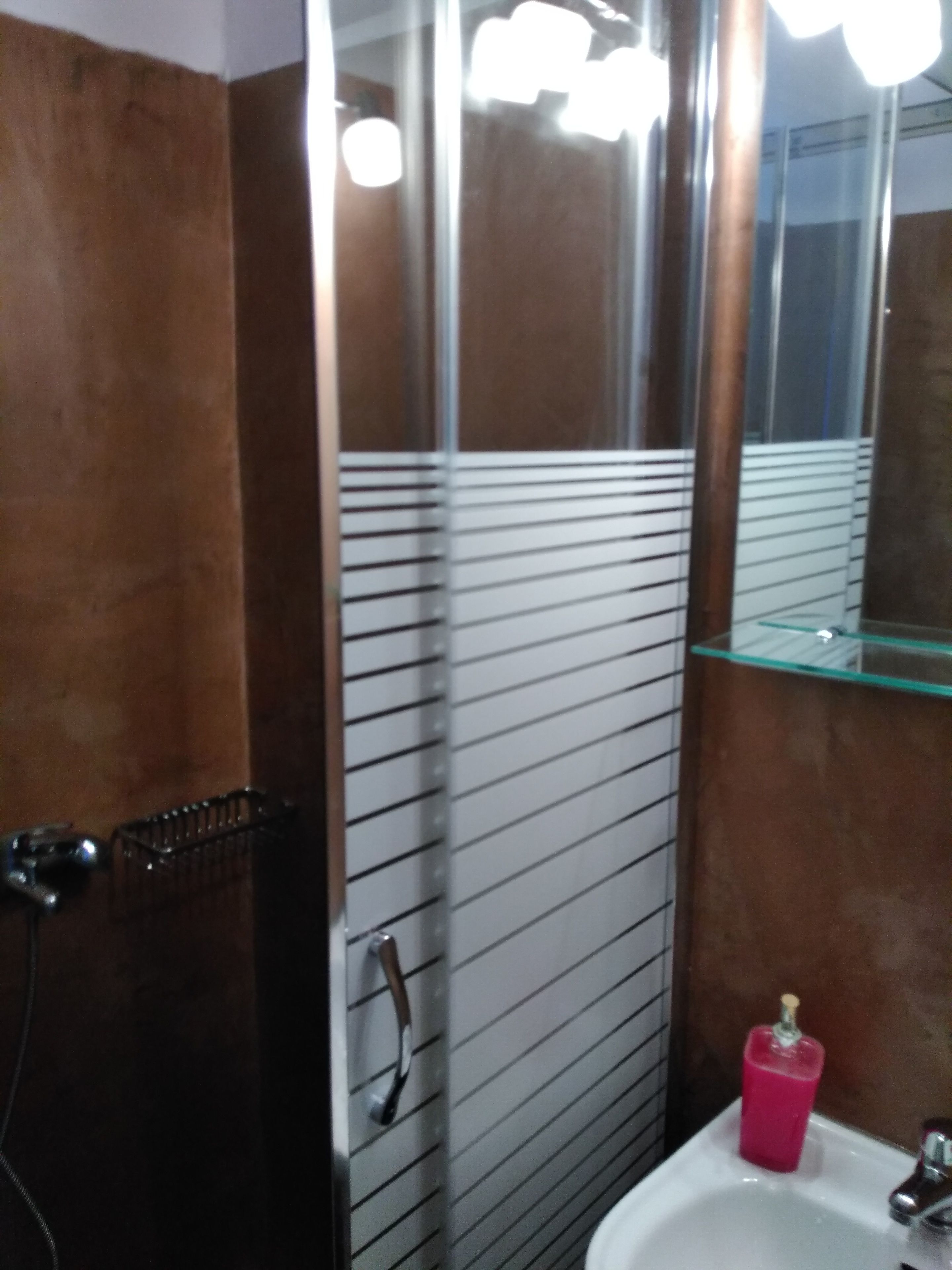 Eenvoudige kamer | Badkamer | Een douche, een haardroger, handdoeken