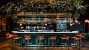 Een bar met een ronde indeling, meerdere verdiepingen en diverse zitmogelijkheden.