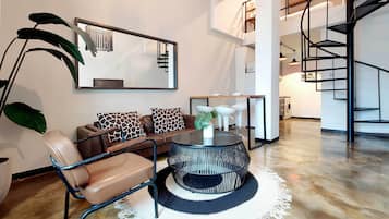 DUPLEX LOFT (Not Recommended under 12 yrs) | Coin séjour | Télévision à écran plat de 42 pouces avec chaînes par câble, télévision