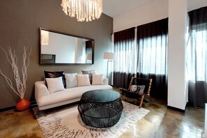 DUPLEX LOFT (Not Recommended under 12 yrs) | Zona de estar | Una televisión de pantalla plana, películas de pago, suelo radiante