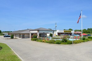 Exterior - Briarwood Inn Of Geneva (Geneva)