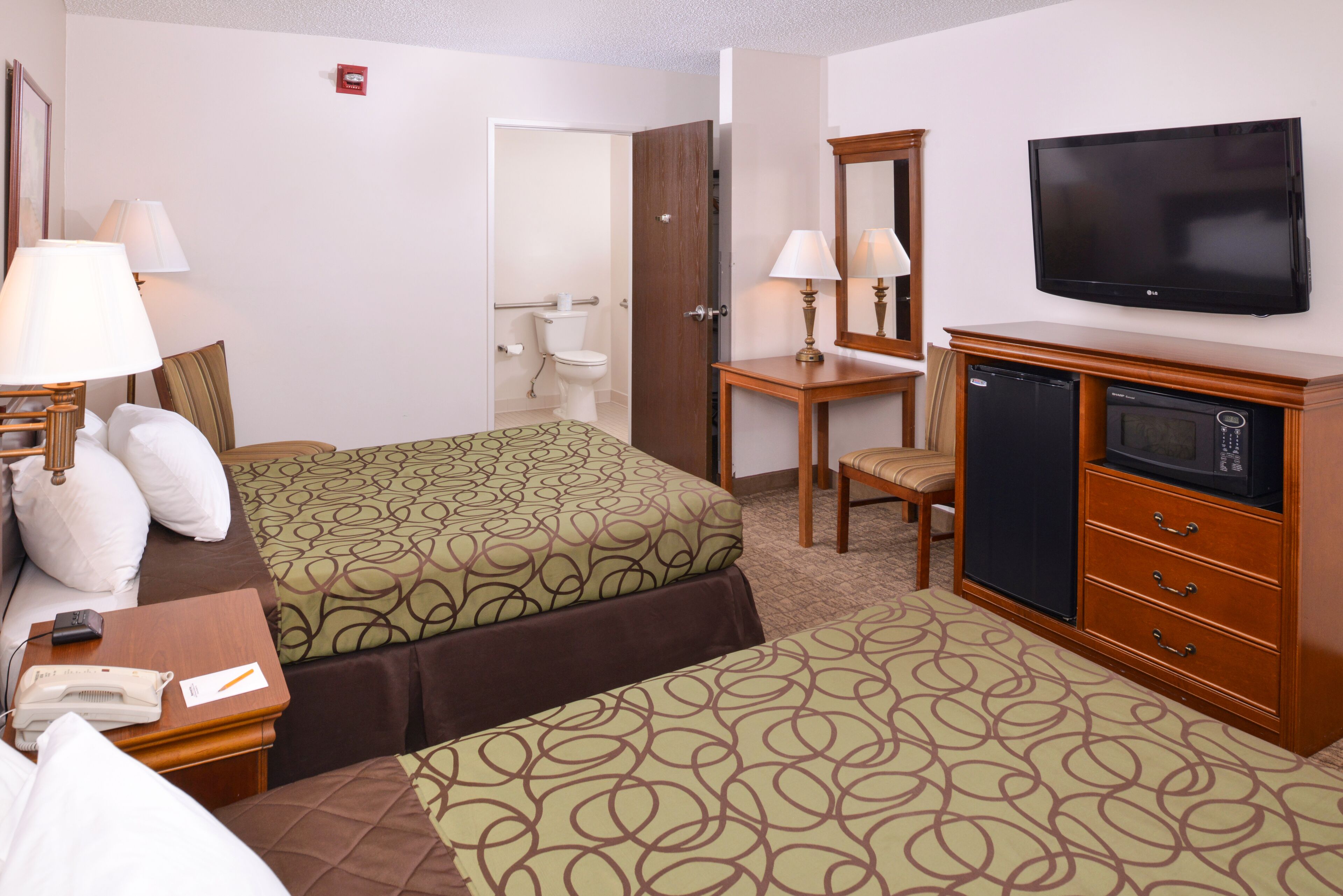 デスク、遮光カーテン、防音設備、アイロン / アイロン台