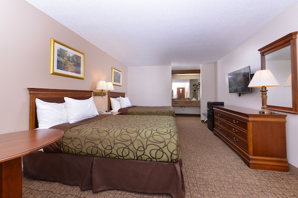 Meja kerja, tirai kedap cahaya, kedap suara, dan setrika/meja setrika