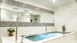 A modern bathroom with a marble floor, a glass shower enclosure, and a built-in hot tub. - Cable Mountain Lodge (Springdale)