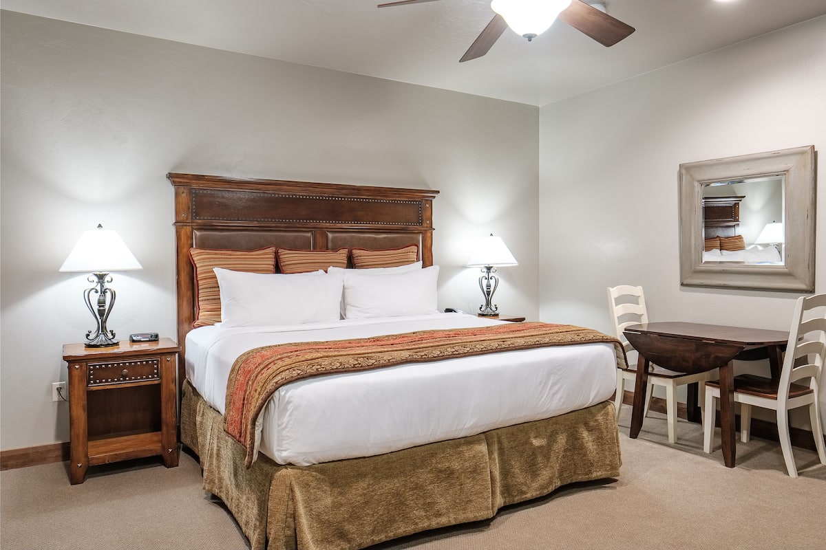 King Studio | 1 bedroom, premium bedding, pillowtop beds, in-room safe