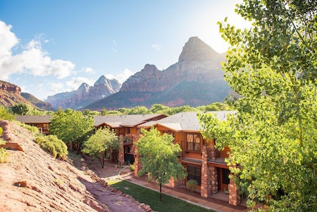 Hillside Classic Suite | Balcony view. Cable Mountain Lodge