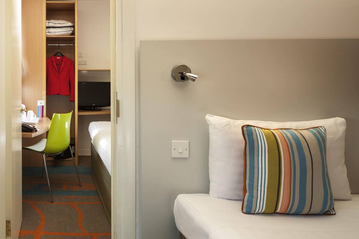 Chambre, 1 grand lit, chambres communicantes (The Interconnecting Queen) | Lit avec matelas à plateau-coussin, coffre-fort, bureau