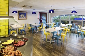 Der serveres morgenmad, frokost, aftensmad og britiske retter 