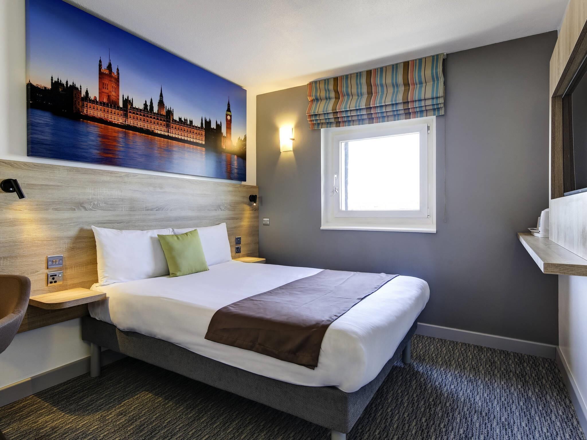 Room, 1 Queen Bed (The Queen) | Pillowtop beds, in-room safe, desk, iron/ironing board