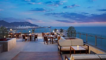 Lounge en el lobby, con vista al mar, abre todos los días 