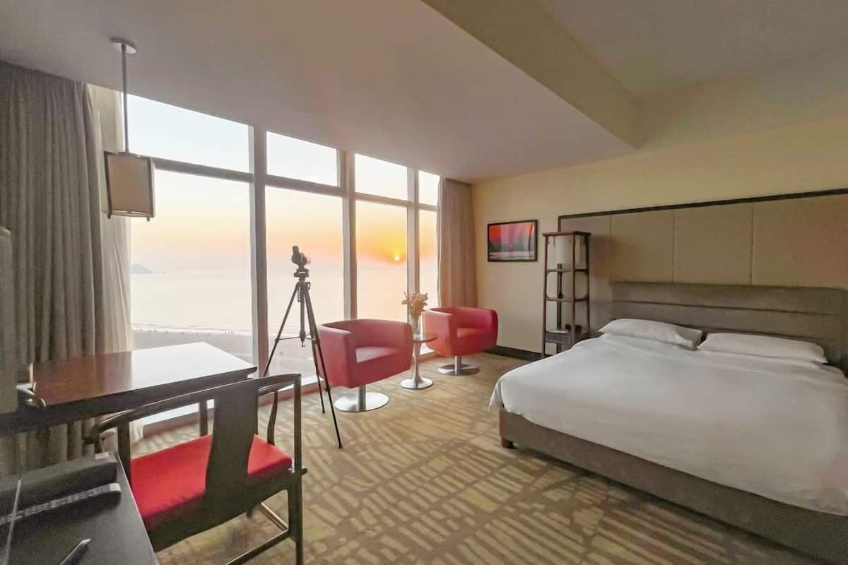 Quarto luxo, 1 cama King, vista para o oceano | Roupas de cama premium, edredons de pluma, cofres nos quartos
