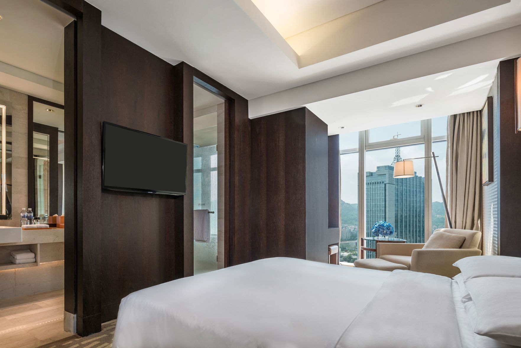 أغطية فراش متميزة وألحفة محشوة بالريش وخزنة داخل الغرفة ومكتب