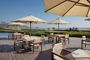 5 restaurants, breakfast, lunch, dinner served; international cuisine