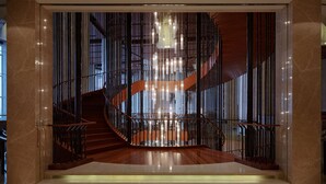 Una imponente escalera de diseño moderno que conduce a un nivel superior.