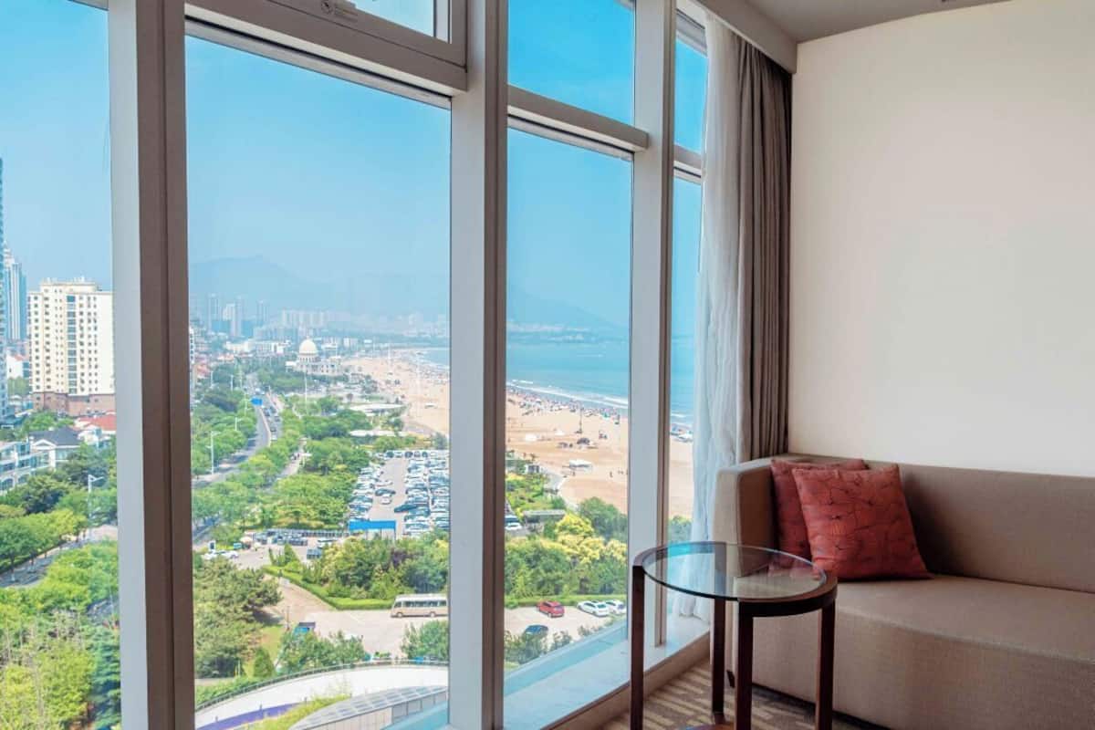 1 king deluxe | premium bedding, down duvets, in-room safe, desk