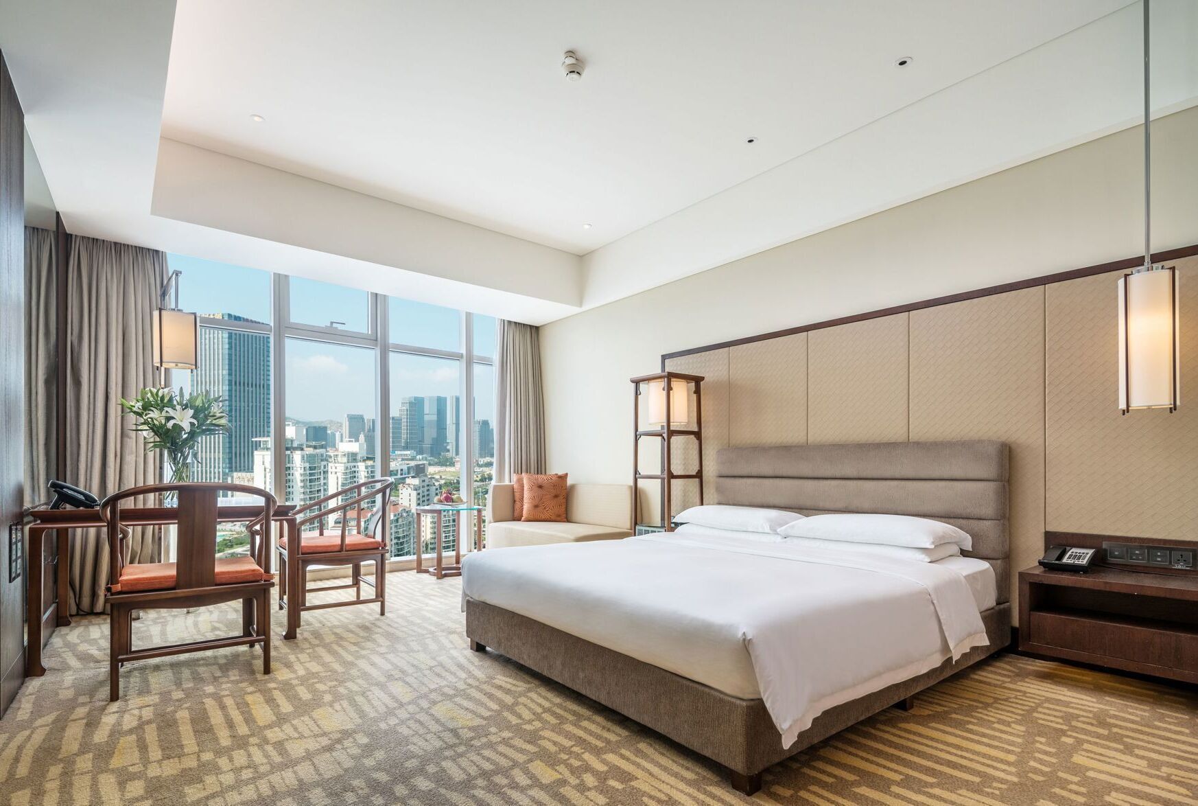 أغطية فراش متميزة وألحفة محشوة بالريش وخزنة داخل الغرفة ومكتب